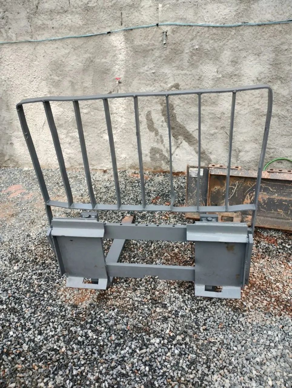 Implemento Garfo palete peça para mini carregadeiras 