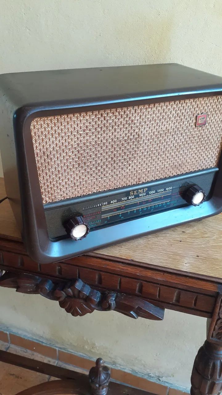 Rádio antigo valvulado SEMP ESTADO geral muito bom valvula com mau contato precionando fuc