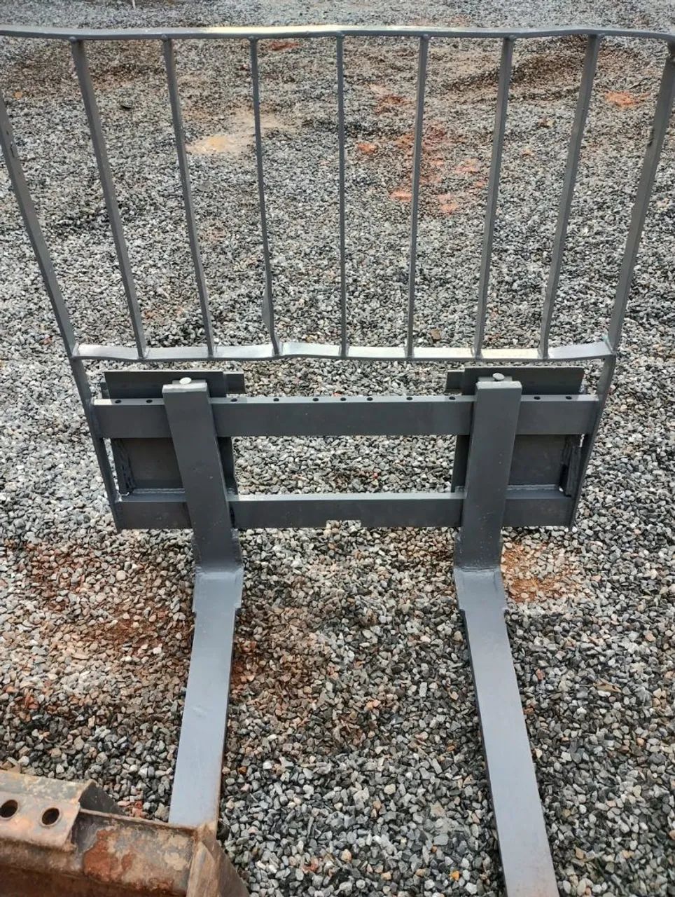 Implemento Garfo palete peça para mini carregadeiras  - Foto 2