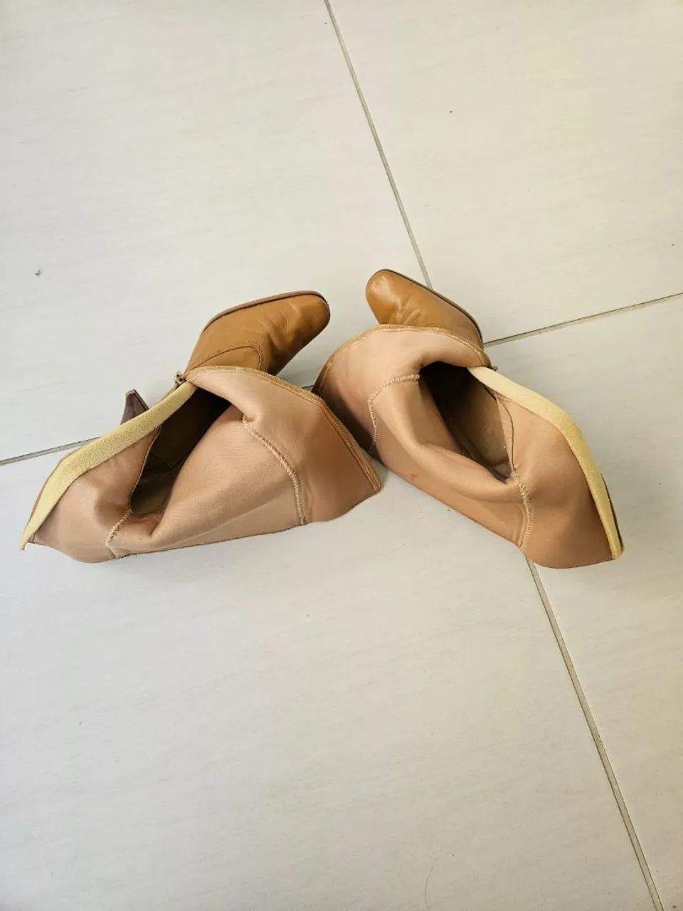 Bota de Couro Bege Clássica tamanho 35 - Elegância em Cada Passo - Foto 4