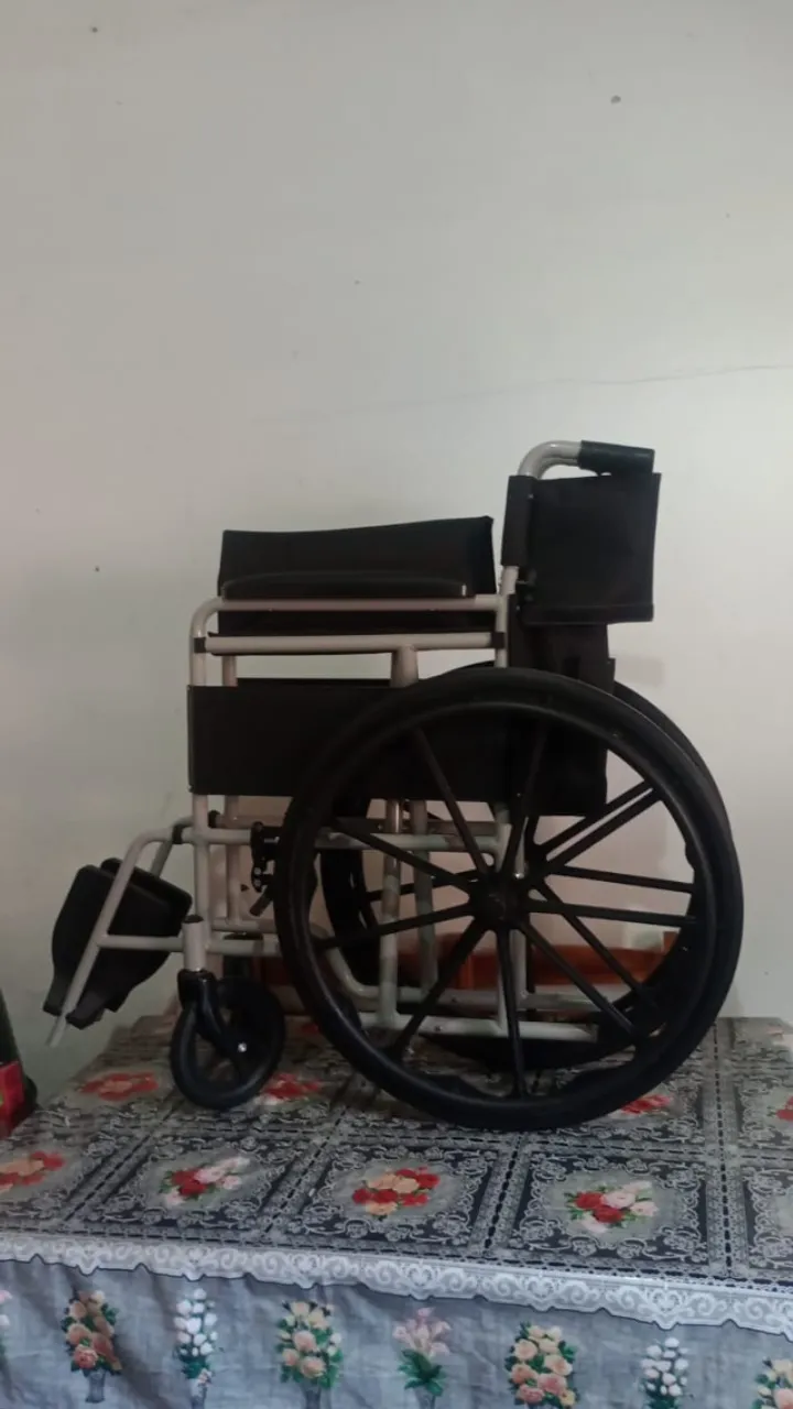 Cadeira de rodas semi nova preço 500 reais