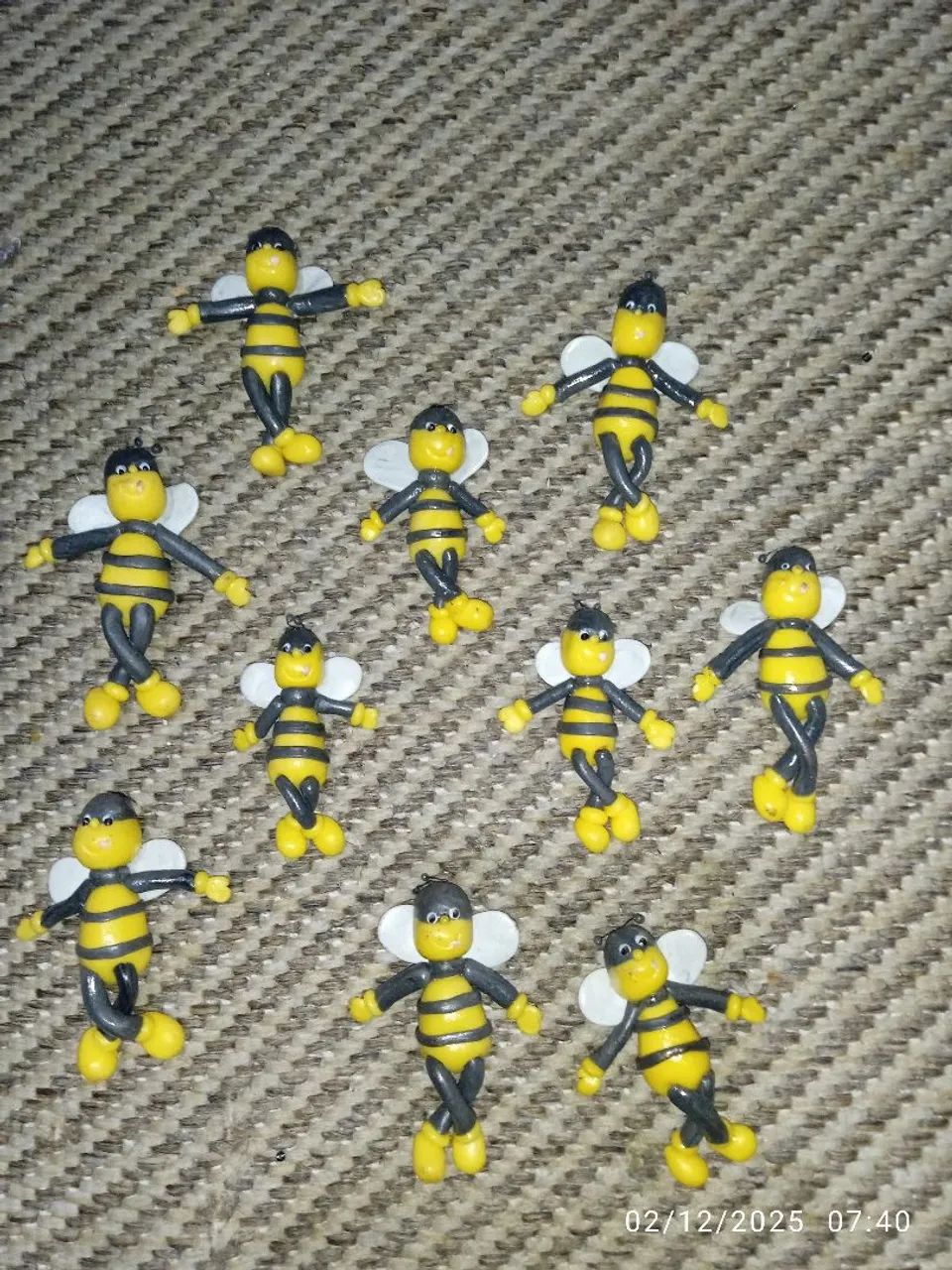 Abelhinhas em biscuit. Kit com dez peças. Em média com 8cm. - Foto 4