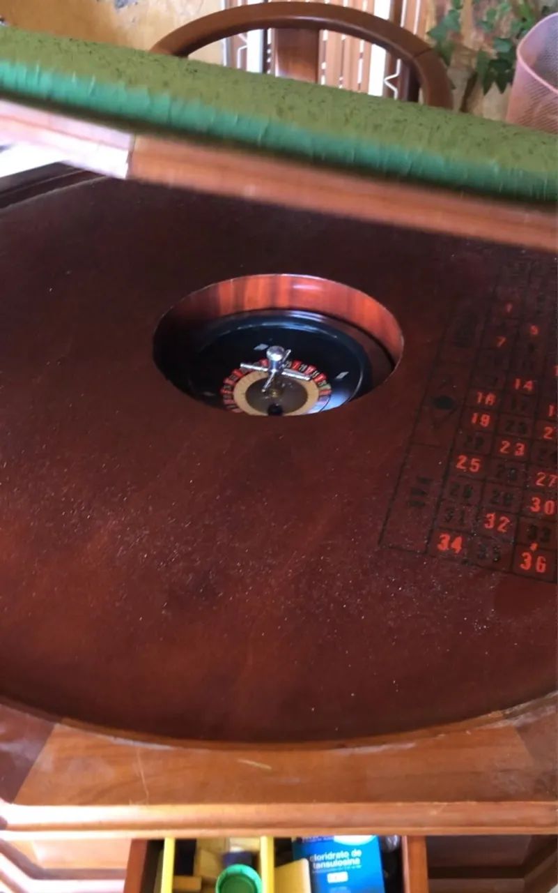 Mesa de madeira com tampo verde - Foto 3