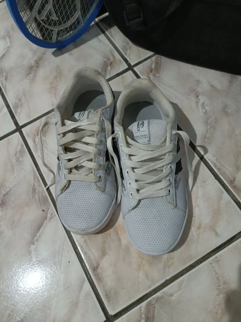 Tênis branco com detalhes pretos