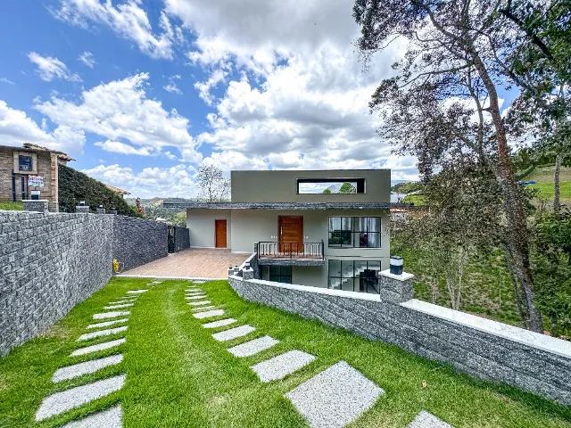 Vende-se Mansão com 340m² em Pedra Azul
