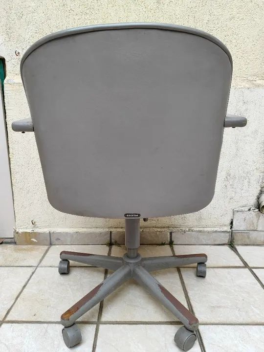 Cadeira Estofada de Couro com Braços e Rodinhas - Escriba - Foto 3
