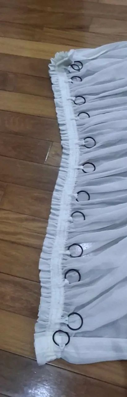 Cortinas com argolas escuras 
