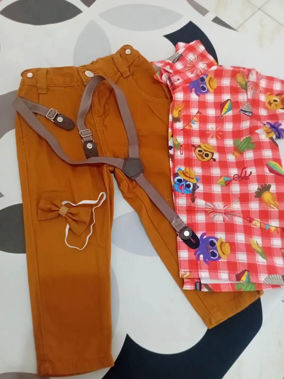 Conjunto de Roupa Infantil - Calça com Suspensório e Camisa