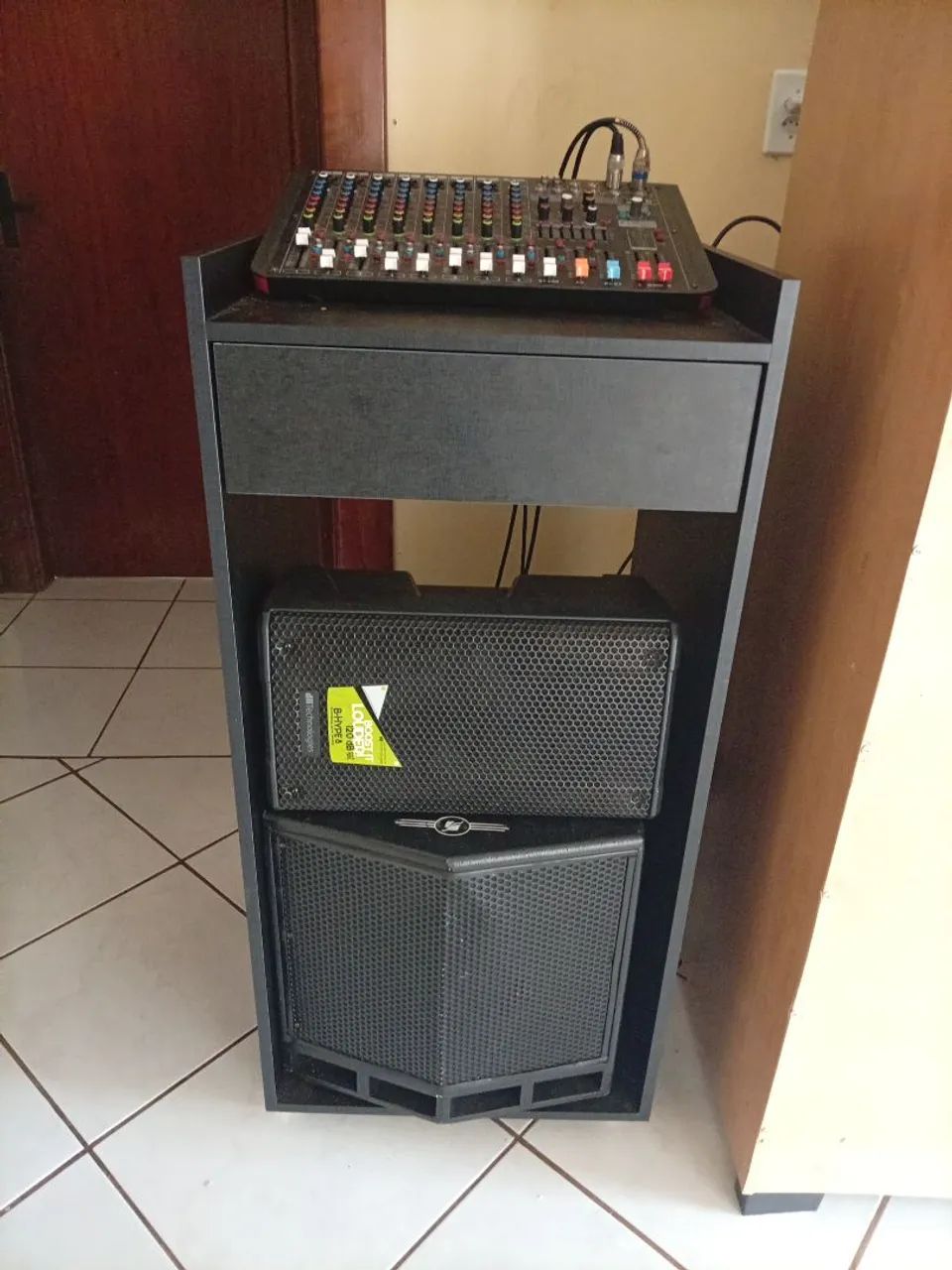 Aparelho de som com microfone e caixas mais 03 led e mesa - Foto 5