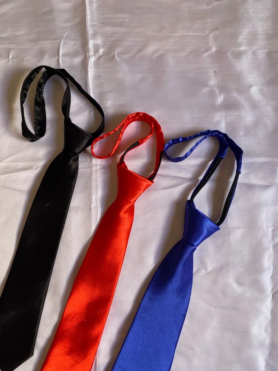 Gravatas preta, vermelha e azul