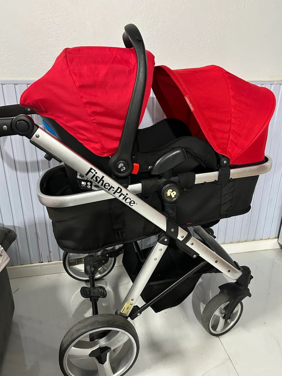 Carrinho Moisés com bebê conforto 