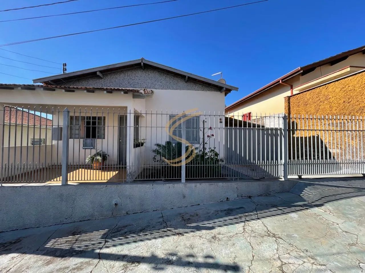 Casa à Venda no Centro com Amplo Quintal e Localização Privilegiada