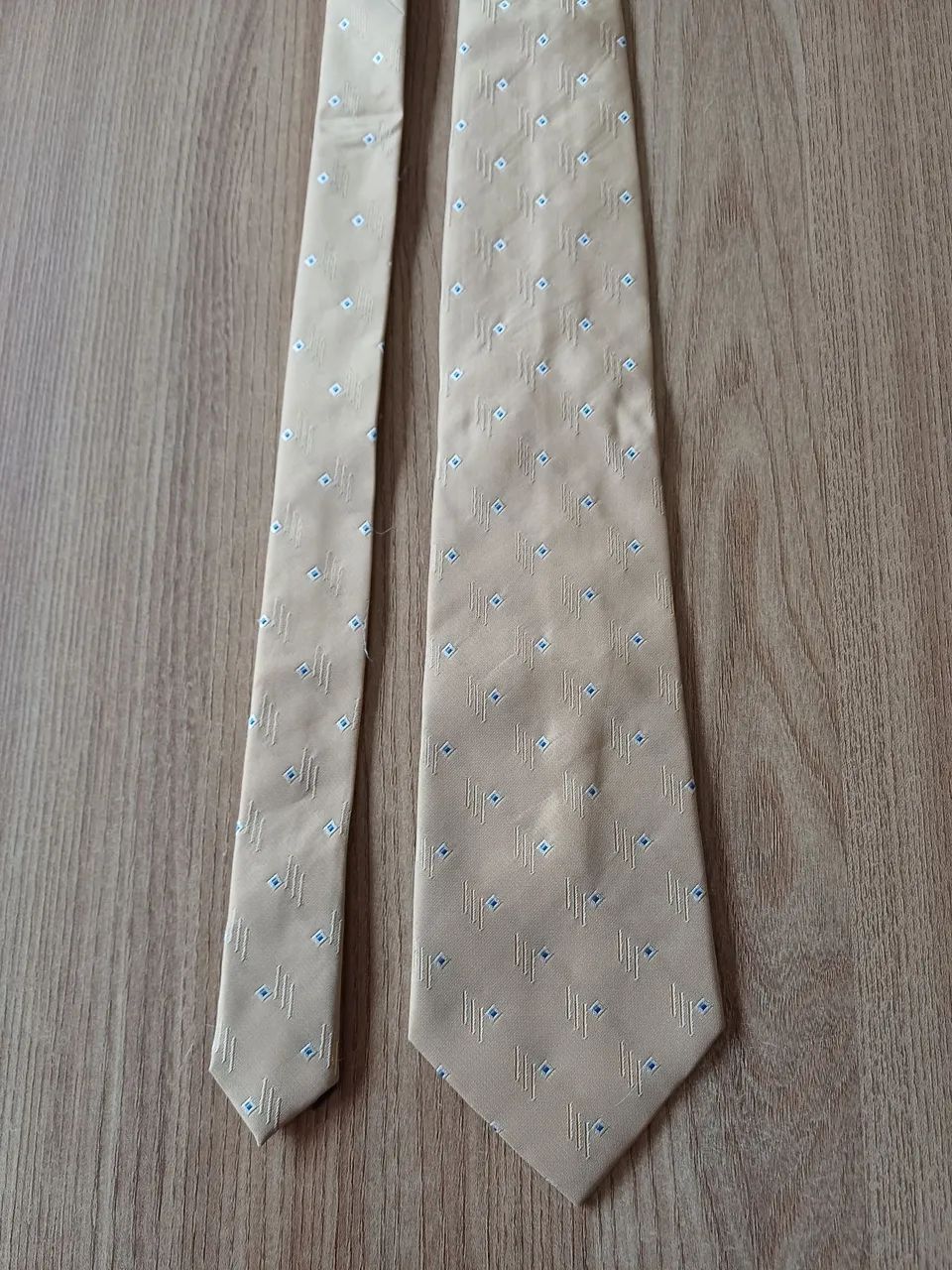 Gravata TNG dourada, com pontinhos branco e azul. - Foto 4
