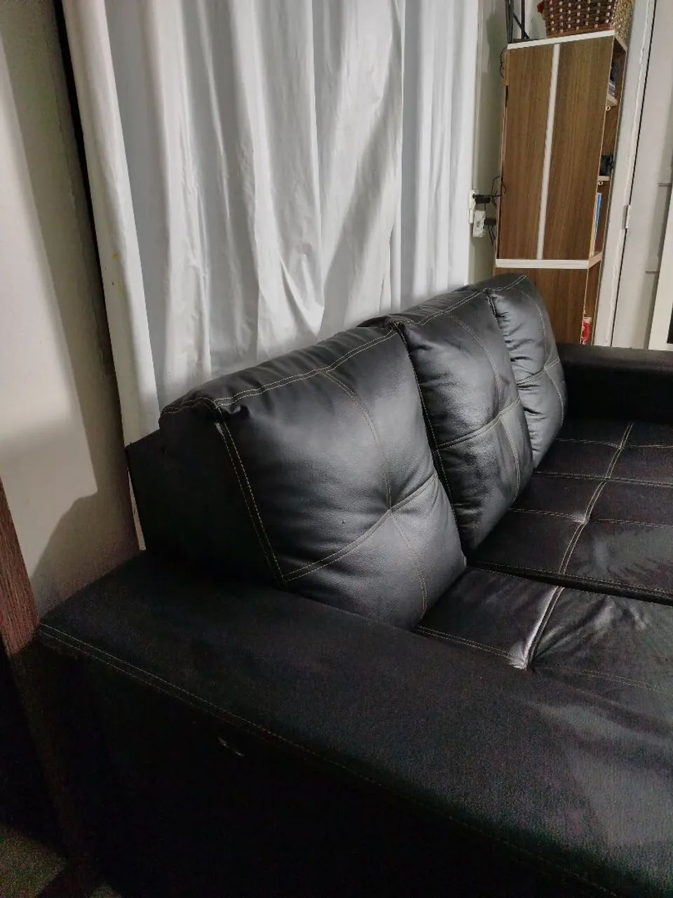 Sofá preto 3 lugares grande e confortável - ótimo estado - Foto 4