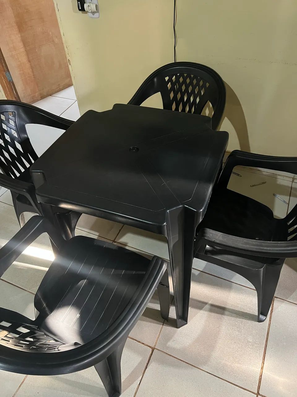 Mesa de plástico com quatro cadeiras. - Foto 2