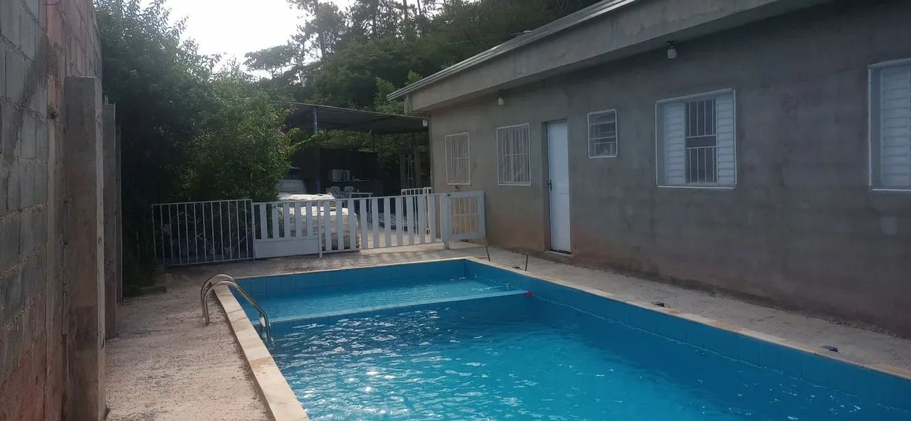 Vendo casa com piscina e ampla garagem