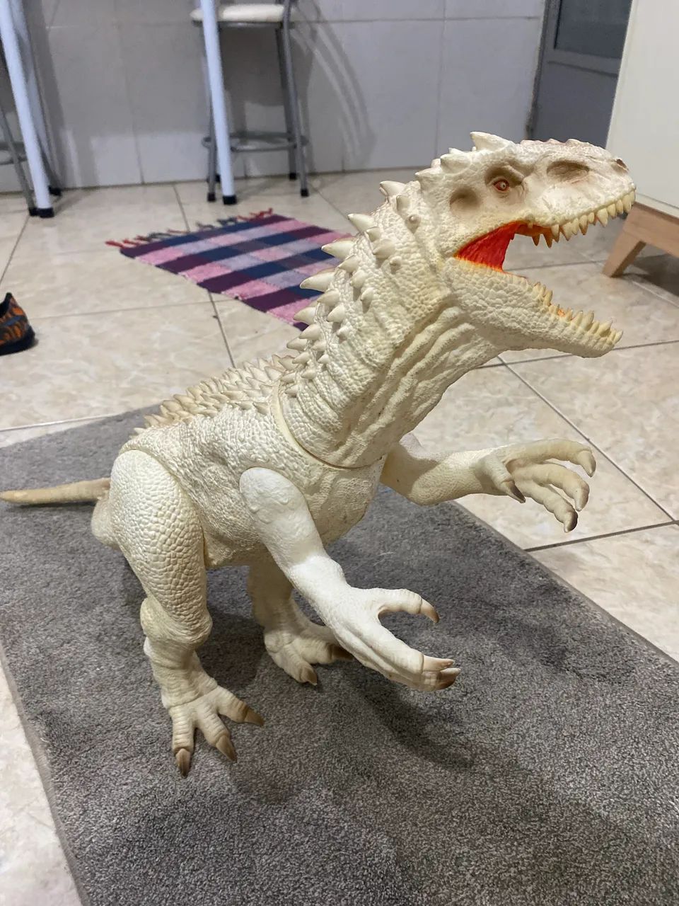 Indominus Rex de braços e pernas articuladas 