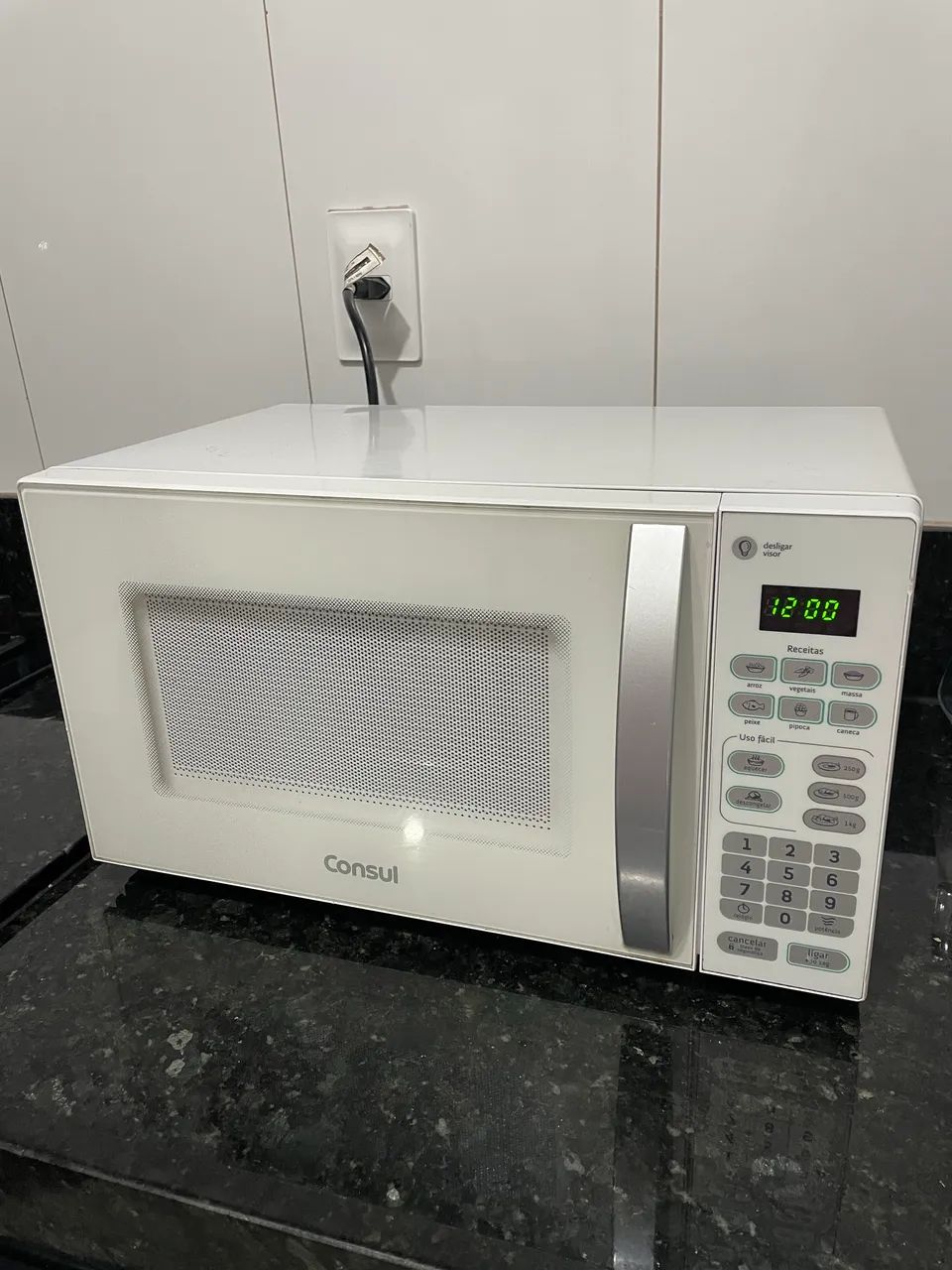 Microondas cônsul em perfeito estado.
