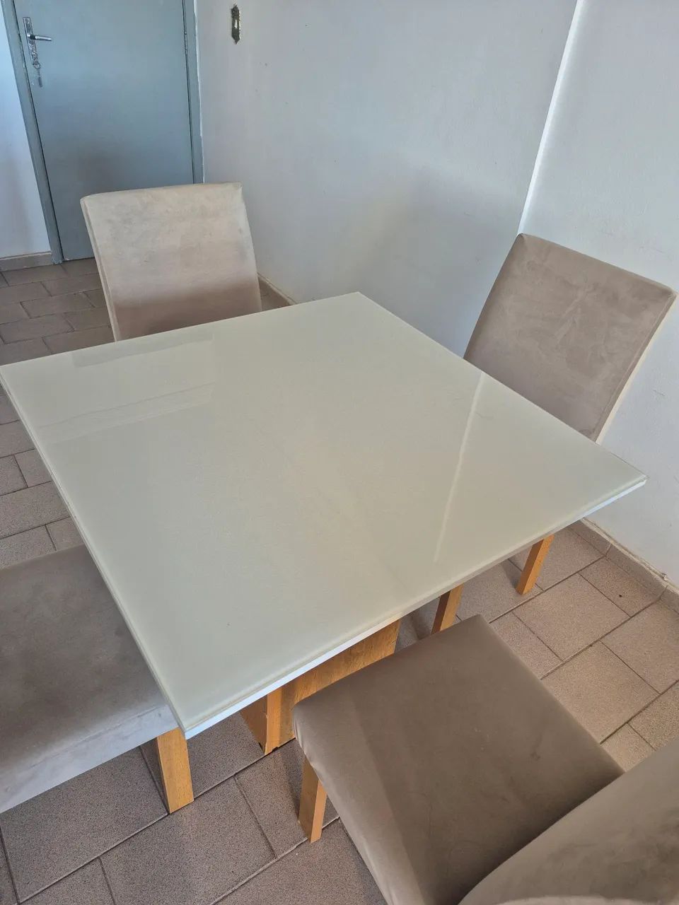 Mesa Tampo de Vidro com 4 Cadeiras - Foto 3