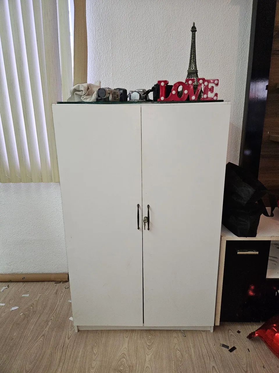 Armário MDF com prateleiras de vidro 