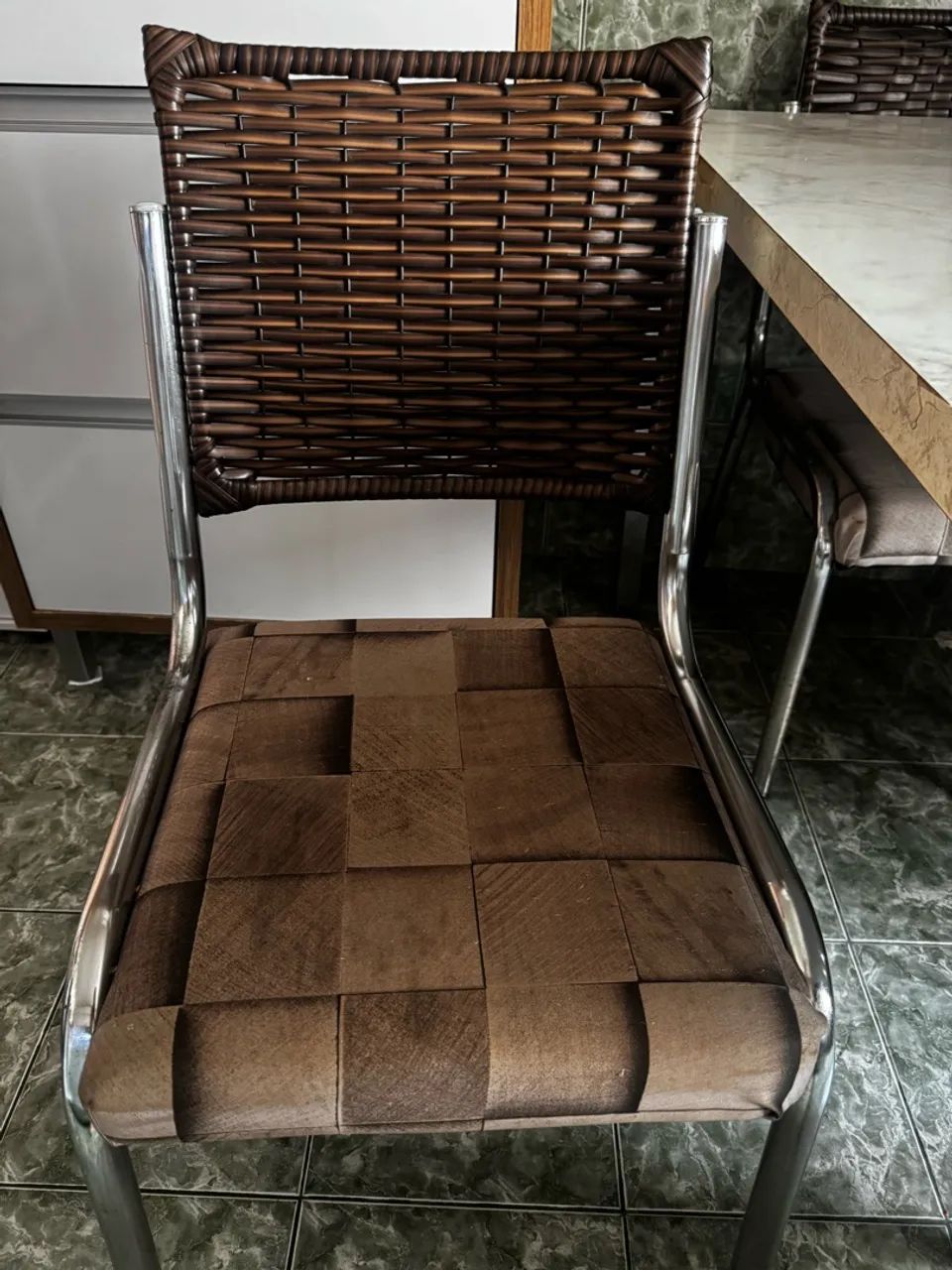 Mesa Retangular Marmorizada e 4 Cadeiras Acolchoadas - Foto 3
