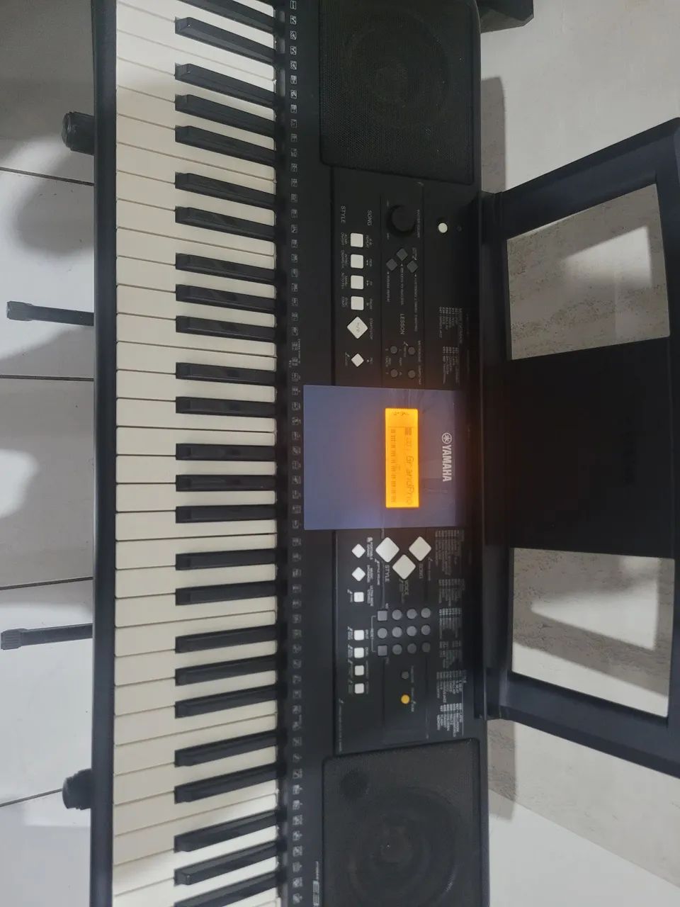 teclado Yamaha PSR-E333 preto com 61 teclas e visor LCD iluminado teclado Yamaha PSR-E333 preto com 61 teclas e visor LCD iluminado
