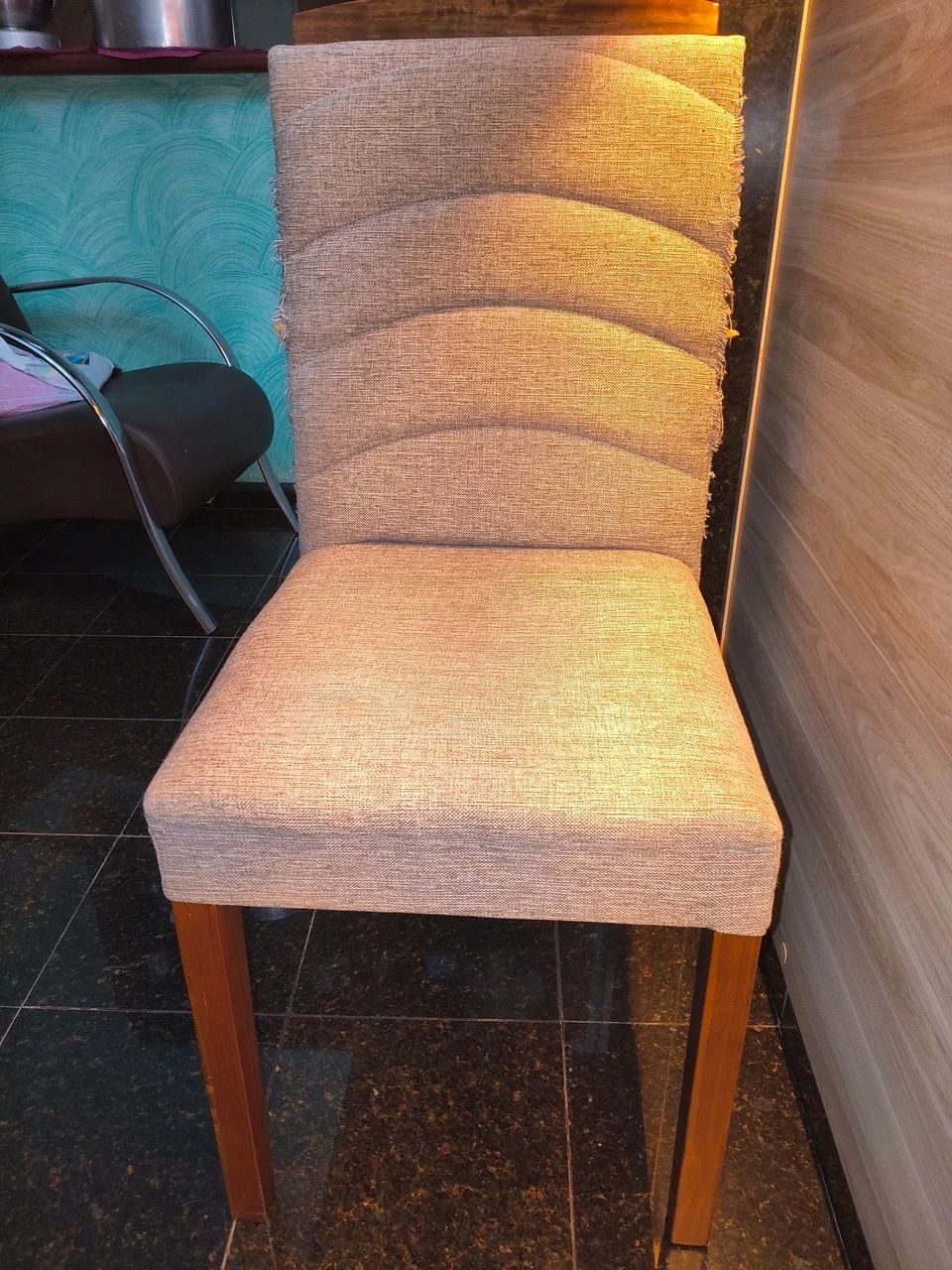 Vendo 6 cadeiras de madeira 