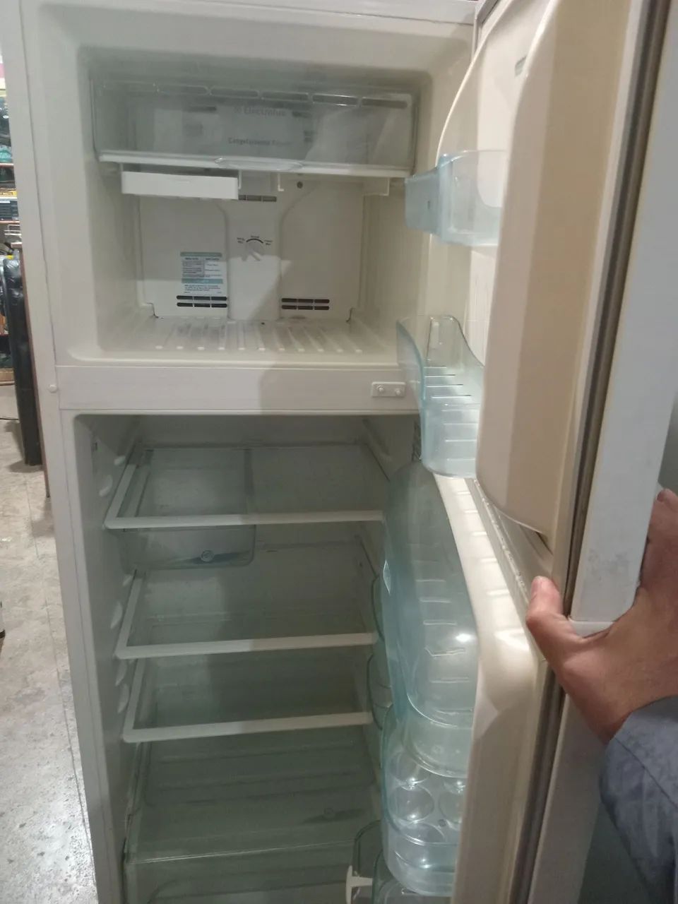GELADEIRA ELECTROLUX OBS: COM DEFEITO.  - Foto 4