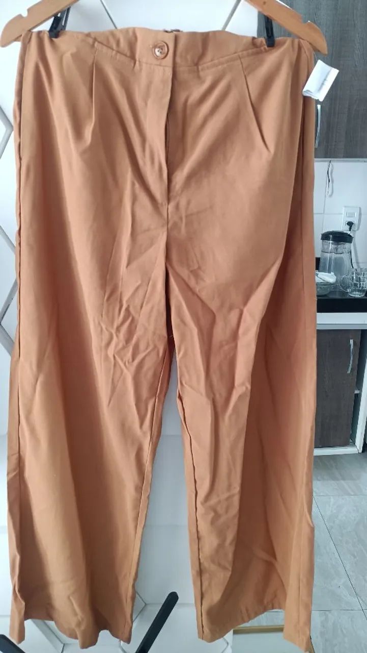 Calça e vestidos feminino.