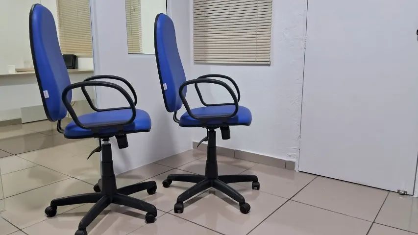 Cadeira Presidente Reclinável azul - semi nova  - Foto 3