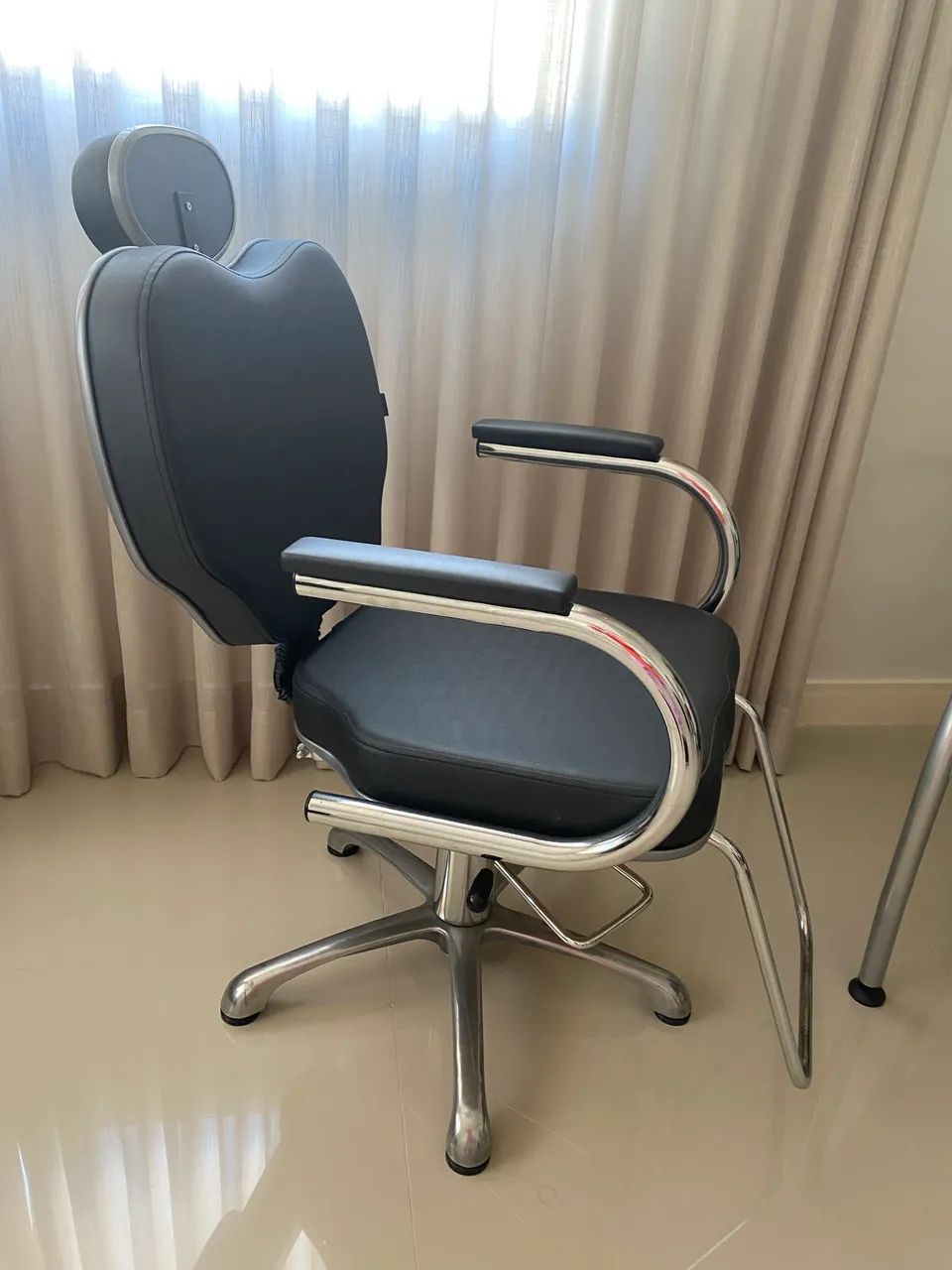 Vendo cadeira  cabeleireiro reclinável , seminu nova