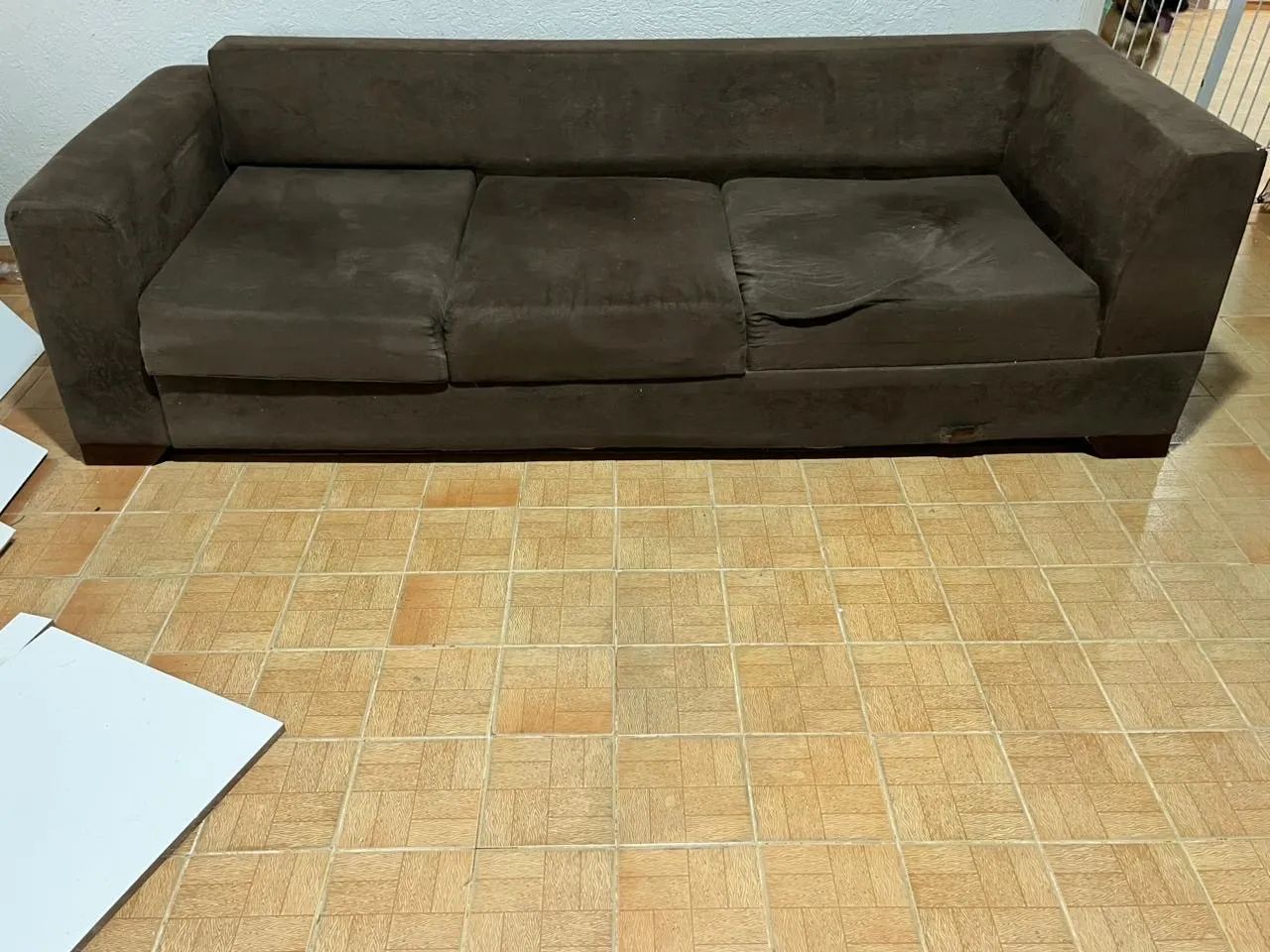 SOFÁ 3 LUGARES COM CHAISE MARROM 65704309184897124