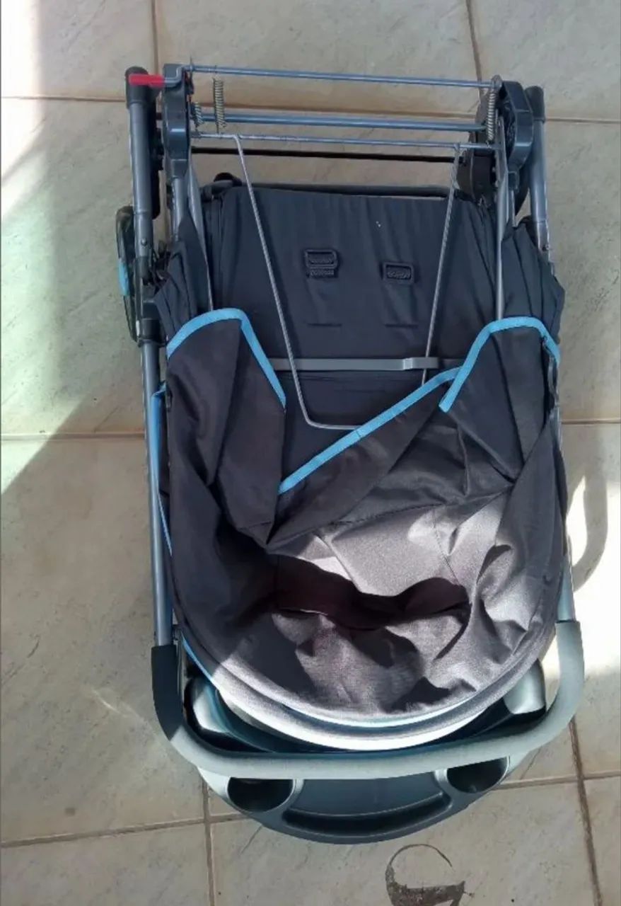 Carrinho de bebê Cosco kids azul com bebê conforto  - Foto 5
