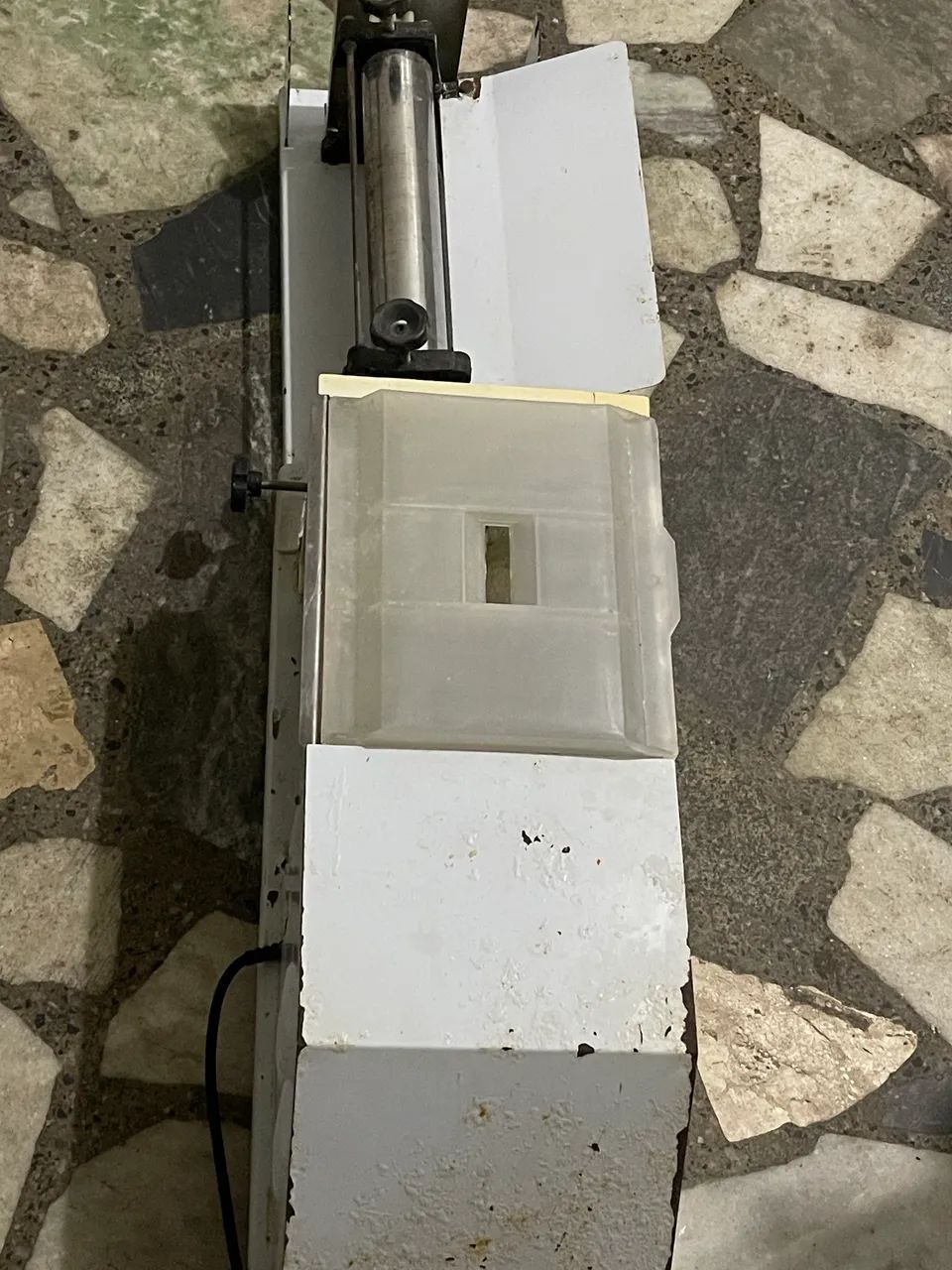 Vende -se uma masseira para pizza e bolo e cilindro de abrir massa