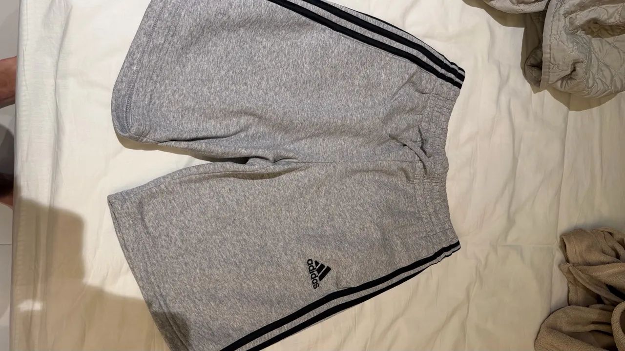 BERMUDA ADIDAS ORIGINAL TAMANHO P CINZA