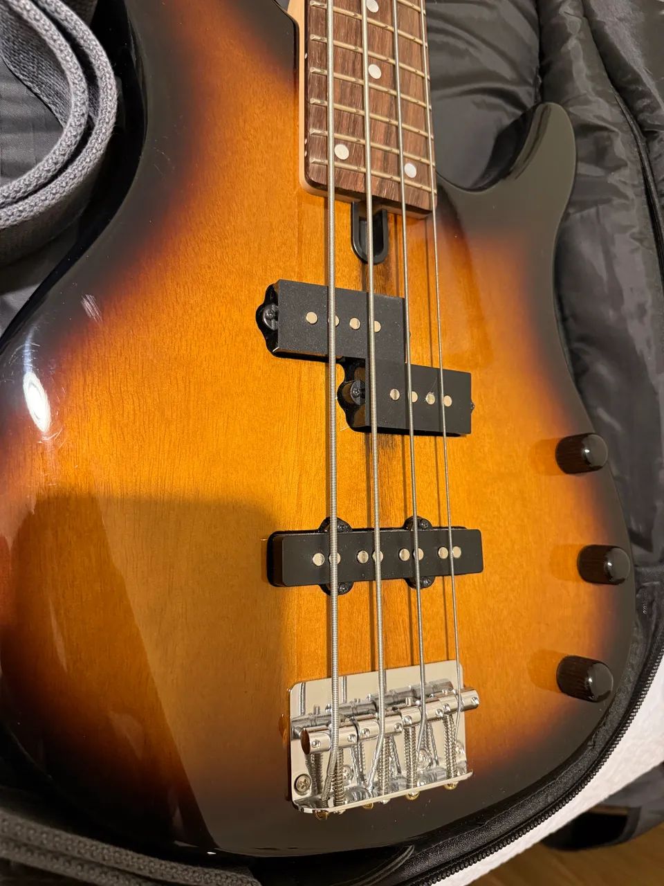 Baixo elétrico Yamaha  - Foto 2