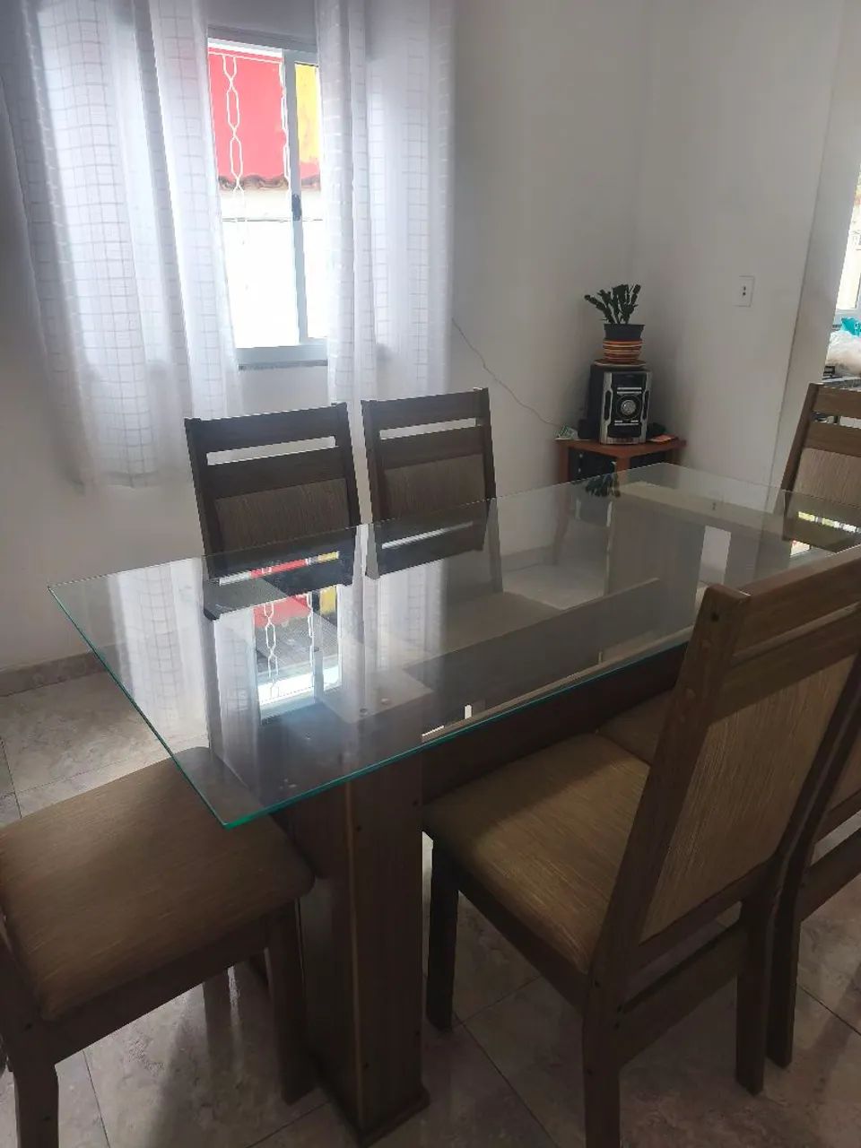 Mesa s/ as cadeiras 