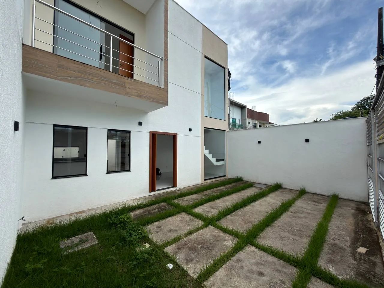 CASA EM FLORES / AV NILTON LINS DUPLEX 2 SUÍTES COM SALA ÍNTIMA E 2 VAGAS - Foto 3