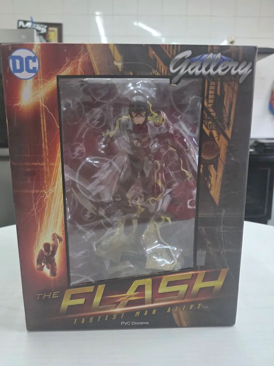 Estátua The Flash DC Gallery - Diamond Select com caixa - Hobbies