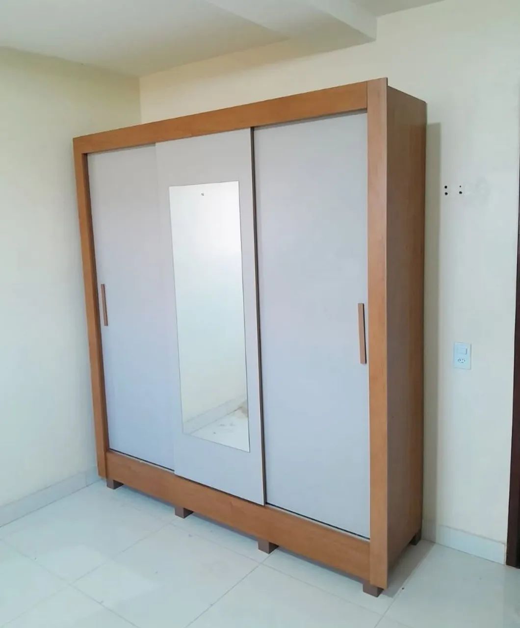 Guarda roupa vitória com espelho 