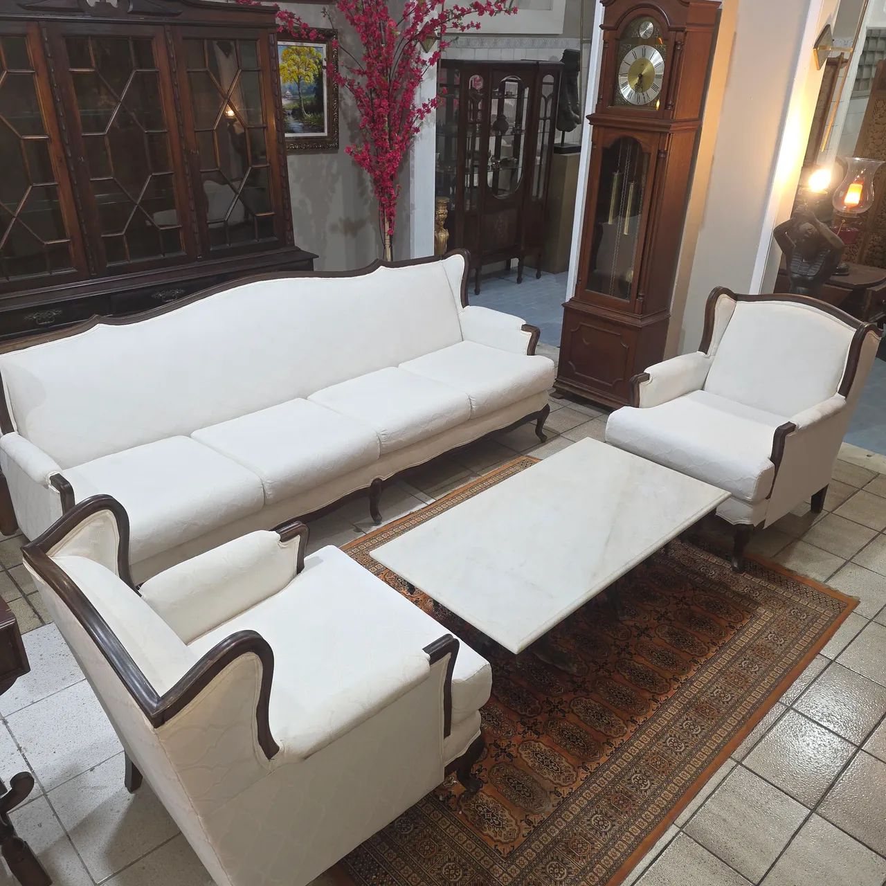 Móveis antigos, conjunto clássico sofa, poltronas e mesa de centro 