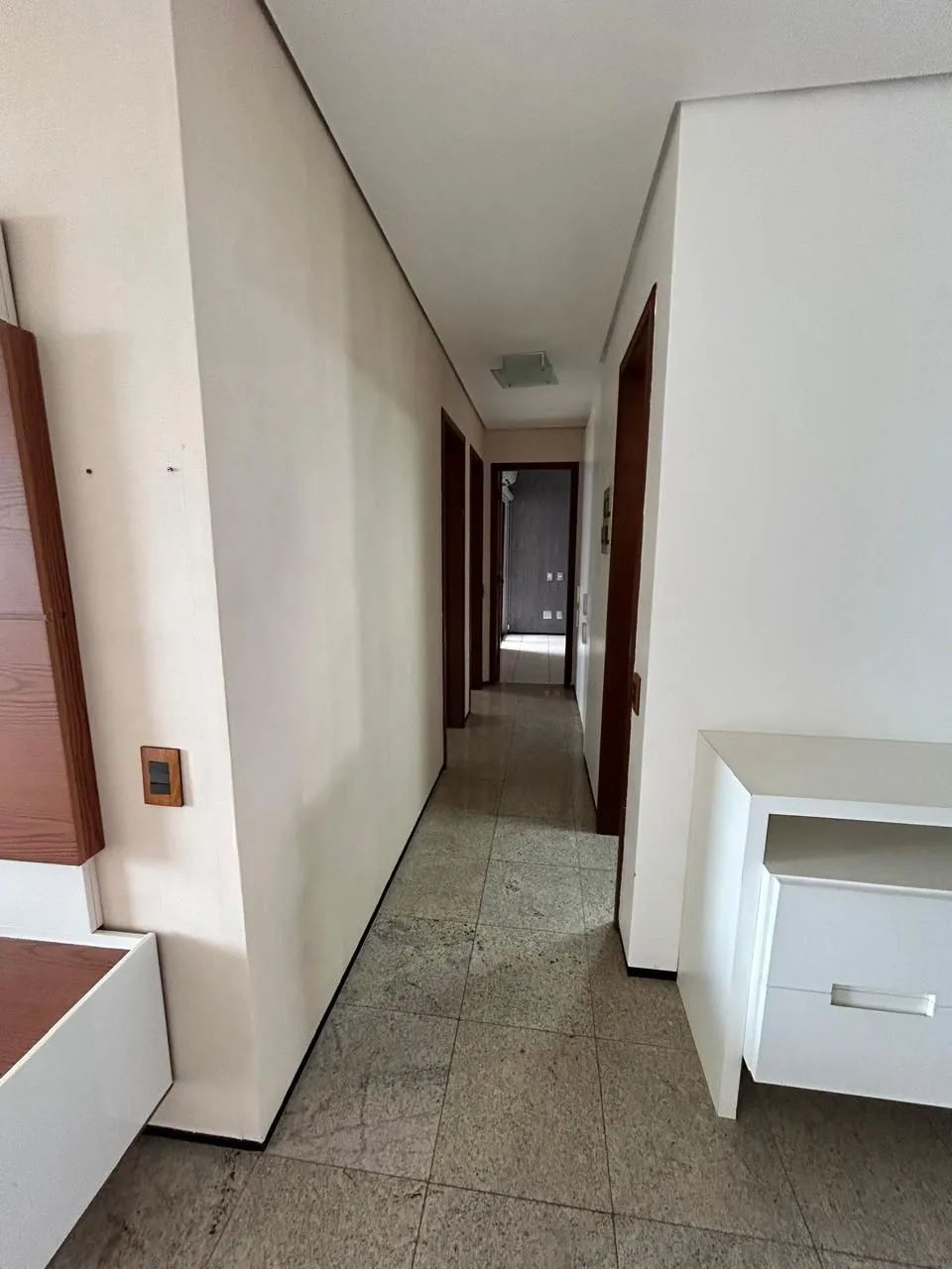 Alugo apartamento no edifício Toulon , na ponta do farol - Foto 4