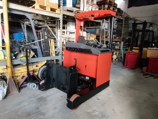 Empilhadeira BT modelo RR B2 Ano 2008 - Foto 2