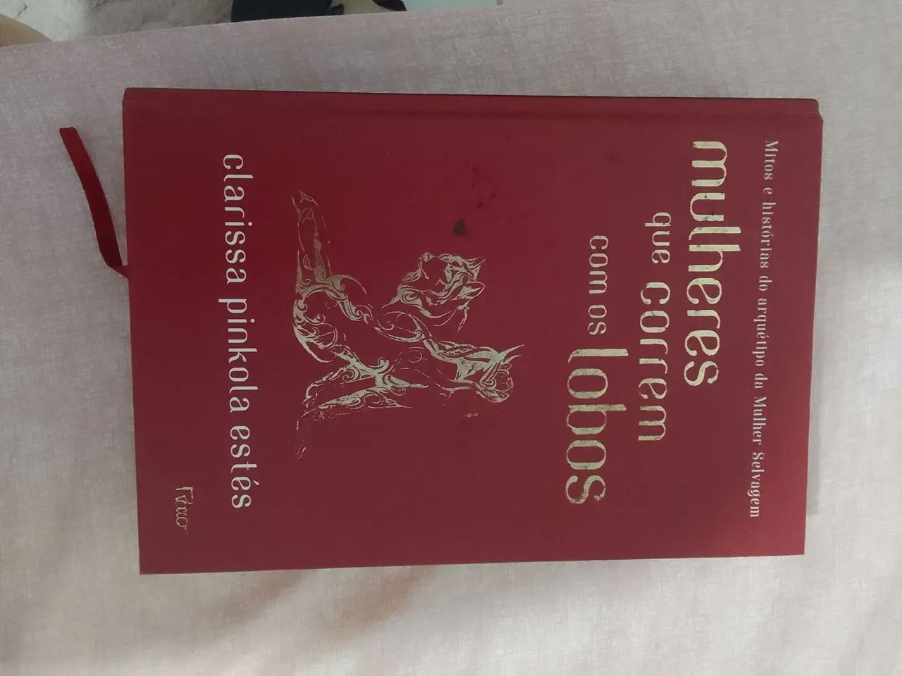 Roupas e livros em boa conservação. 