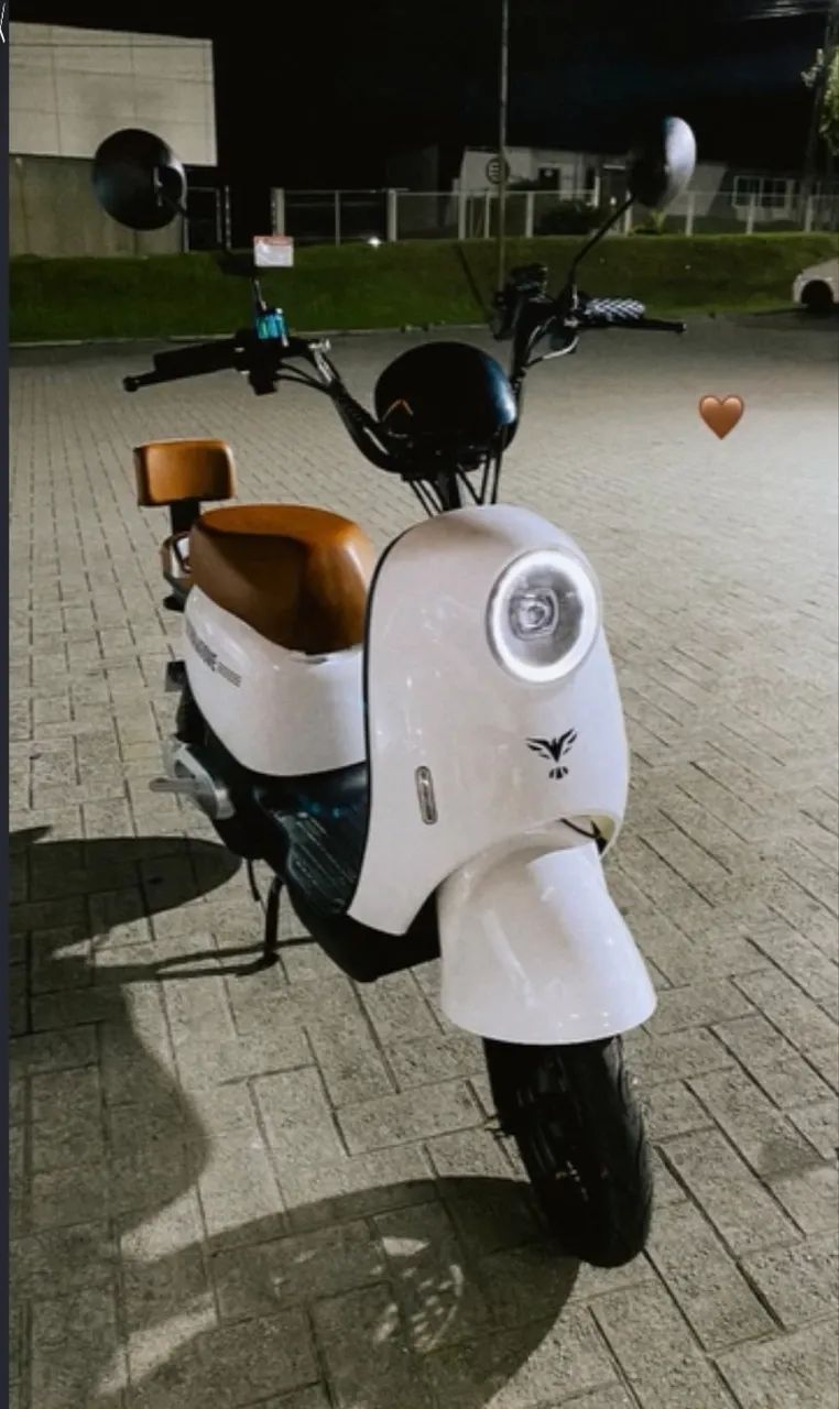 RF6146 Agile White Off Vintage Elétrica Scooter オーキッドキュー | PDP FastStore ビリヤード