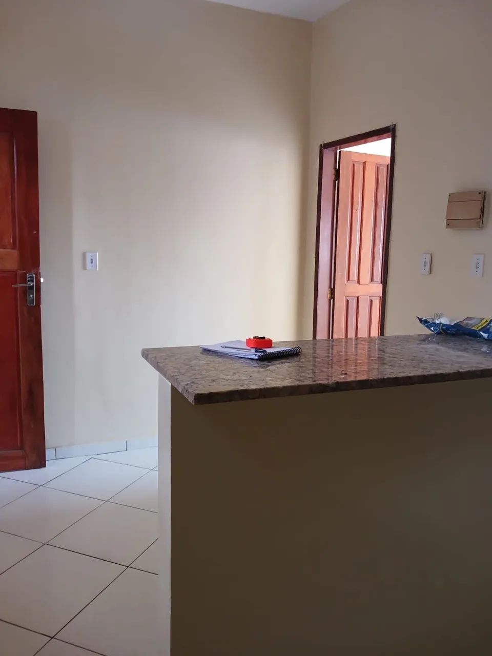 Aluga-se apartamento 1/4 próximo ao Hangar
