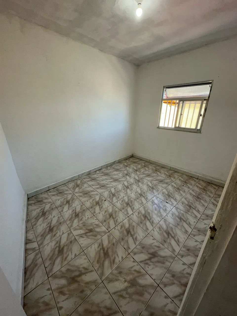 ALUGO CASA 1 QUARTO DR TOUZETH 