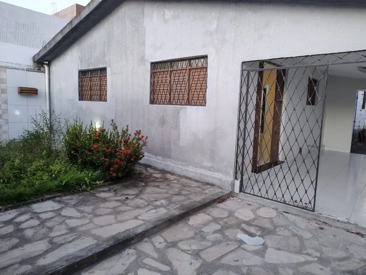 ALUGO RÁPIDO CASA AMPLA  EM MANGABEIRA IV 