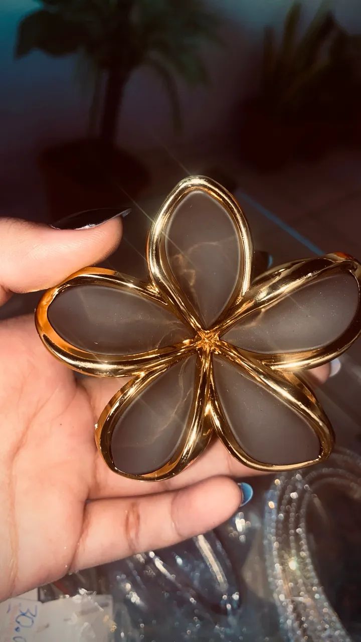 broche de flor