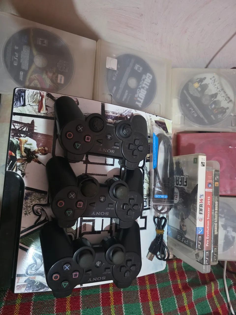 PlayStation 3 com 3 controles e vários jogos